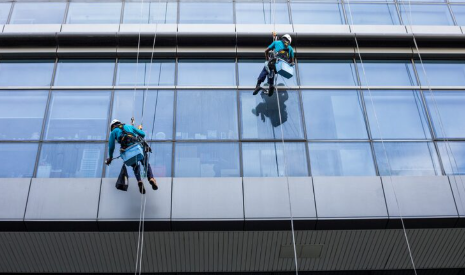 Wie professionelle Glasreinigung Ihr Büro heller und einladender macht